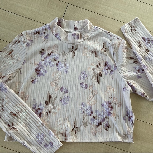 H&M Tops - 🌺H&M Pink Floral Long Sleeve Crop Top. Size XL🌸